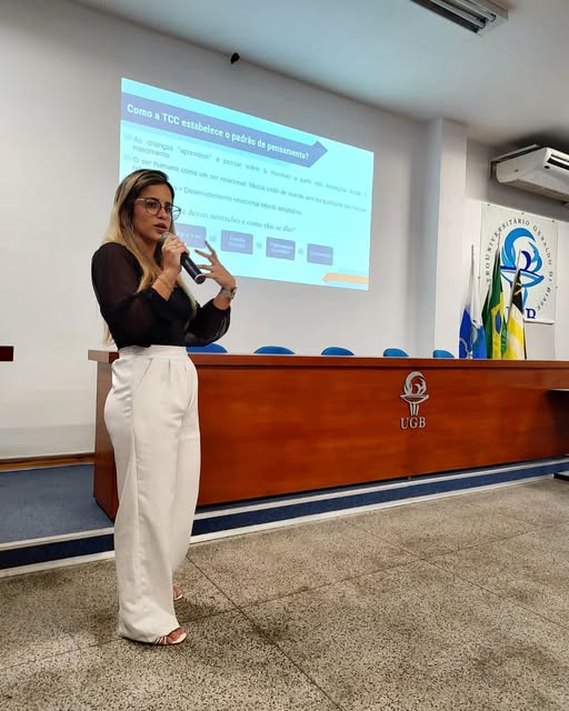Gabriela Rocha conduzindo uma palestra sobre Terapia Cognitivo-Comportamental